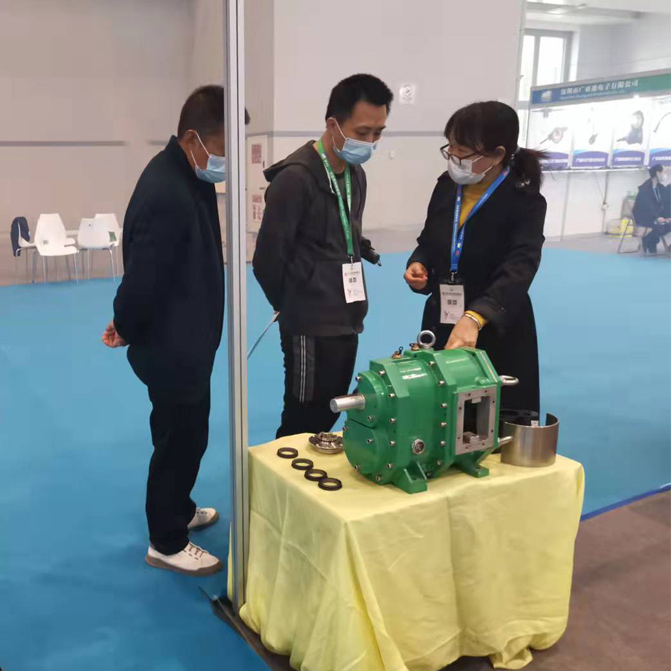 我司于2021世界豬業(yè)重慶博覽會展出新產(chǎn)品雙軸剪切機并與客戶進行技術(shù)交流 我司于2021世界豬業(yè)重慶博覽會展出新產(chǎn)品雙軸剪切機并與客戶進行技術(shù)交流